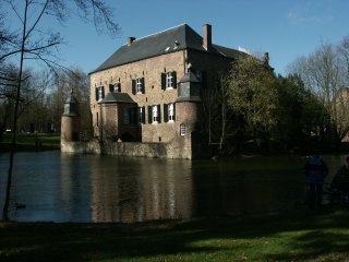 [A photo of
Kasteel Erenstein that is too dark]