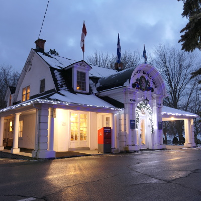 2020-12-21_1751-864-town-hall-at-night_sq.jpg